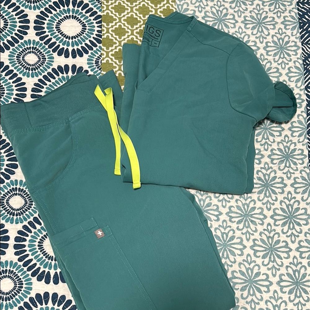 FIGS Marine Set of Scrubs 💙